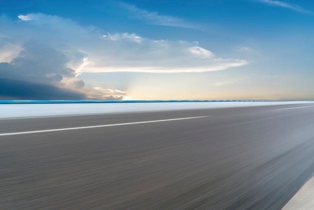 Paesaggio di nuvole di terra e cielo stradale