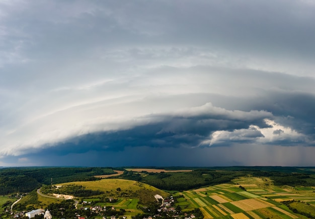 Paesaggio di nuvole scure che si formano sul cielo tempestoso durante il temporale sopra l'area rurale.