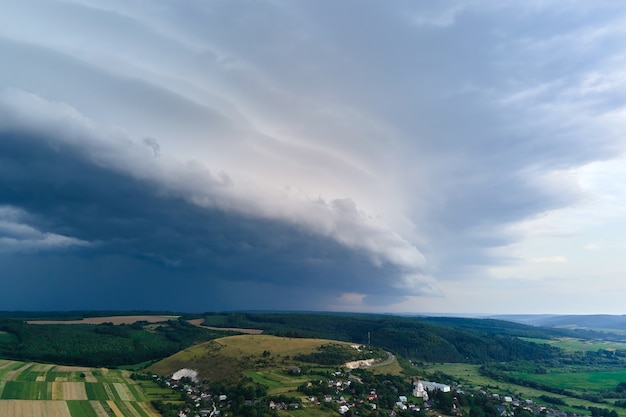 Paesaggio di nuvole scure che si formano sul cielo tempestoso durante il temporale sopra l'area rurale.