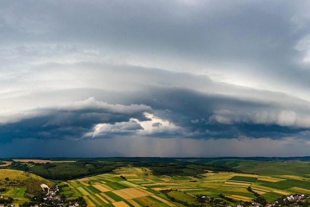 Paesaggio di nuvole scure che si formano sul cielo tempestoso durante il temporale sull'area rurale.