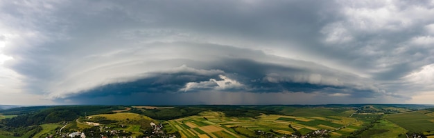 Paesaggio di nuvole scure che si formano sul cielo tempestoso durante il temporale sull'area rurale.