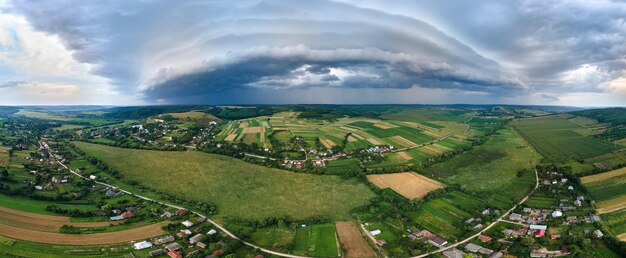 Paesaggio di nuvole scure che si formano sul cielo tempestoso durante il temporale sull'area rurale