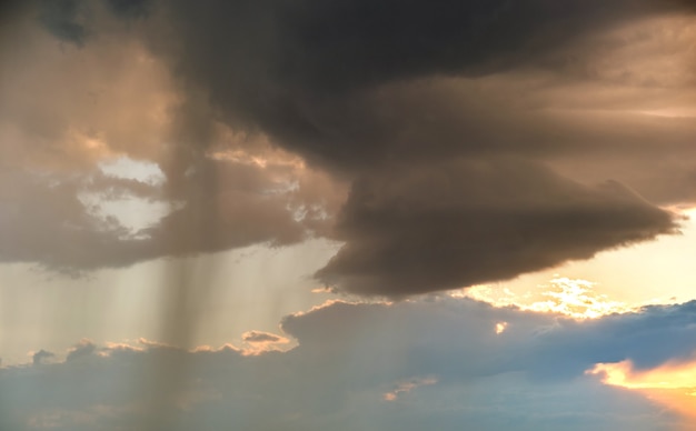 Paesaggio di nuvole scure che si formano sul cielo tempestoso durante il temporale.