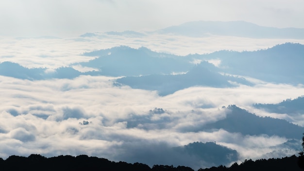 Paesaggio di nuvole sopra la cordigliera al mattino dall'alta montagna al punto di vista Parco nazionale Huai Nam Dang, provincia di Chiang Mai e Mae Hong Son, Thailandia