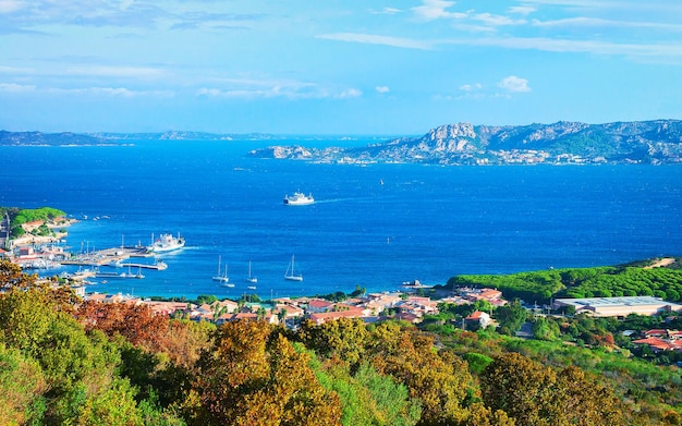 Paesaggio di Palau e dell'Isola della Maddalena in Costa Smeralda resort nel Mar Mediterraneo, Sardegna, Italia