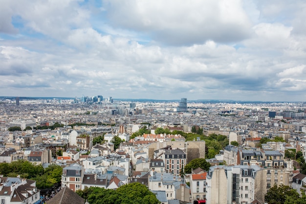 Paesaggio di Parigi con una bellissima vista dall'alto dei quartieri storici europei