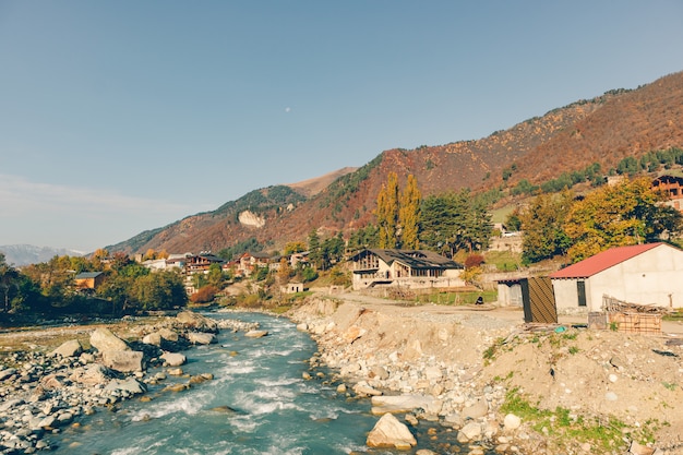 Paesaggio di piccola città rurale e il fiume di Mestia, Georgia.