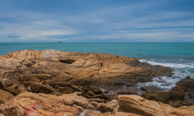 Paesaggio di rocce e spiagge in estate