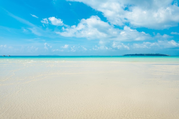 Paesaggio di spiaggia e acque blu sull'isola in estate