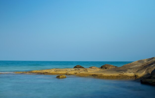 Paesaggio di spiaggia tropicale belle rocce e cielo blu