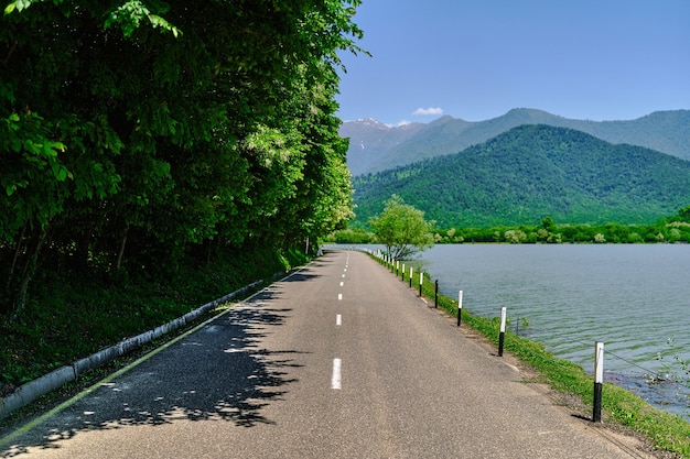 Paesaggio di strada con vista lago e montagne