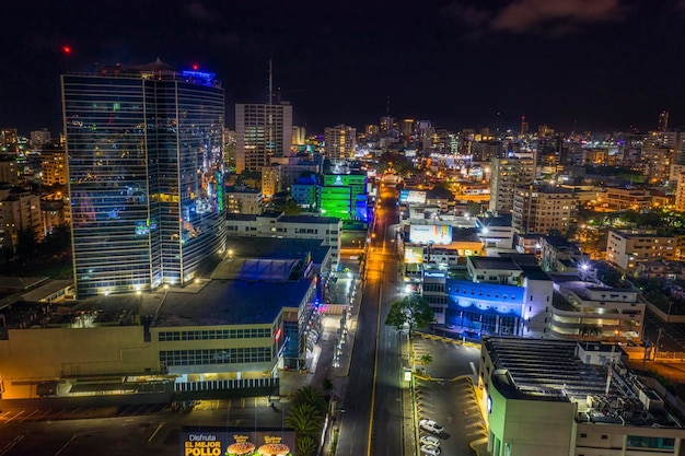 Paesaggio di strade circondate da edifici moderni e luci di notte nella Repubblica Dominicana