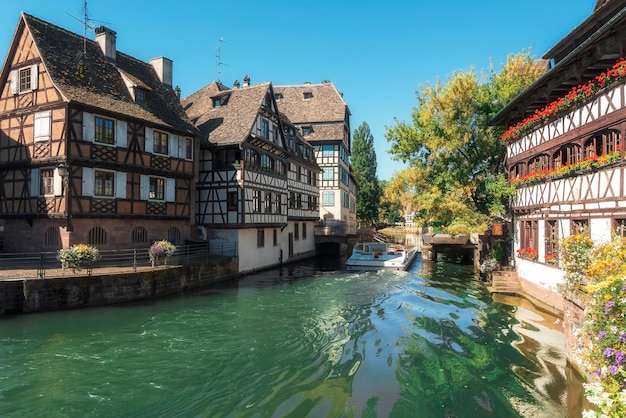 Paesaggio di Strasburgo in una giornata di sole Giro in barca sul fiume malato