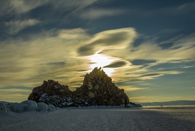 Paesaggio di tramonto sul lago Baikal di inverno, Russia.