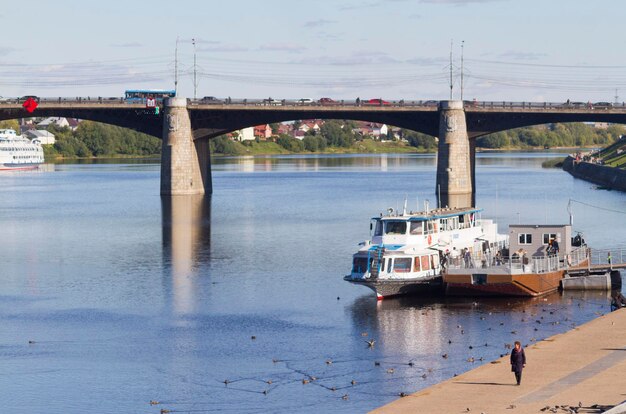 Paesaggio di Tver e Volga nella soleggiata giornata estiva