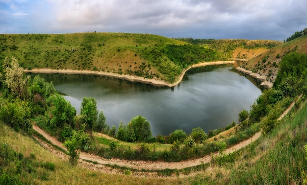 Paesaggio di un fiume e campi verdi