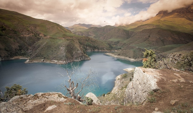 paesaggio di un lago al tramonto