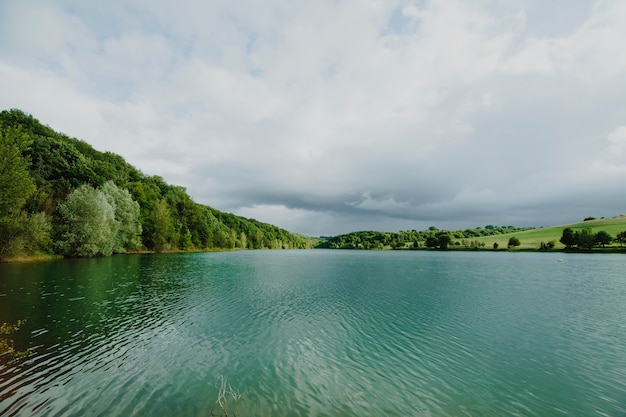 Paesaggio di un lago circondato da montagne