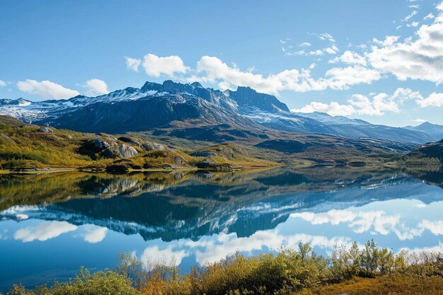 Paesaggio di un lago e di una montagna