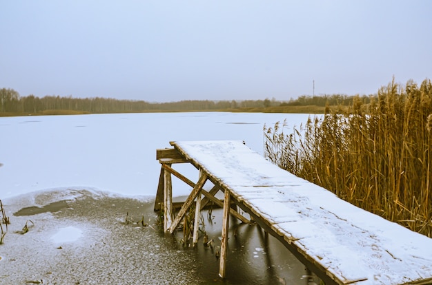 Paesaggio di un lago ghiacciato