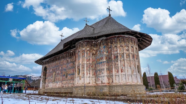 Paesaggio di un monastero rumeno transilvanian religioso costruito in stile rustico