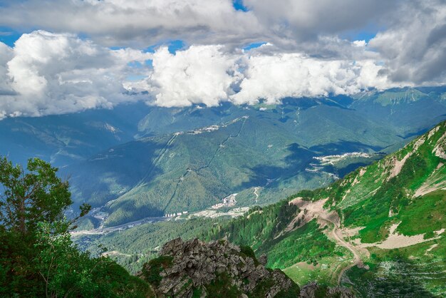 Paesaggio di un pendio di montagna ricoperto di erba