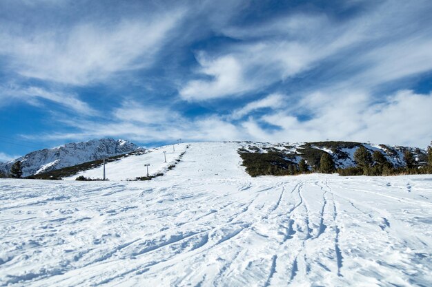 Paesaggio di una bellissima pista da sci in una soleggiata giornata invernale.