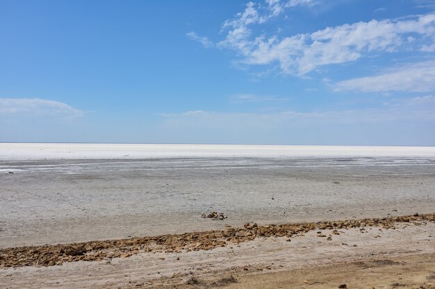 Paesaggio di una superficie deserta del lago salato