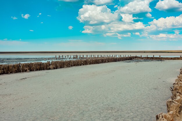 Paesaggio di una superficie deserta del lago salato