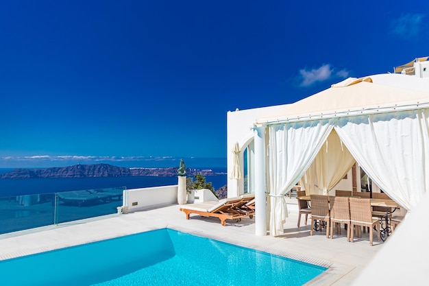 Paesaggio di vacanza di viaggio estivo di lusso. Piscina con vista mare. Architettura bianca Santorini