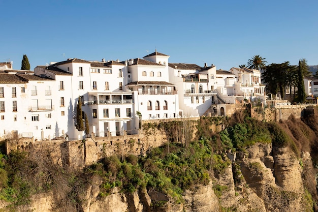 Paesaggio di vecchi edifici bianchi sulle rocce della gola in una giornata di sole punto di riferimento della città di ro