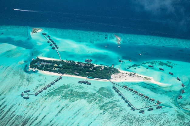 Paesaggio di viaggio di lusso Maldive vista aerea resort tropicale sulla barriera corallina dell'atollo del mare dell'isola paradisiaca