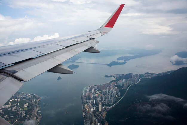 Paesaggio di vista aerea e paesaggio urbano dell'isola di Hong Kong dall'Airbus che vola da Bangkok alla città di Hong Kong il 3 settembre 2018 a Hong Kong Cina