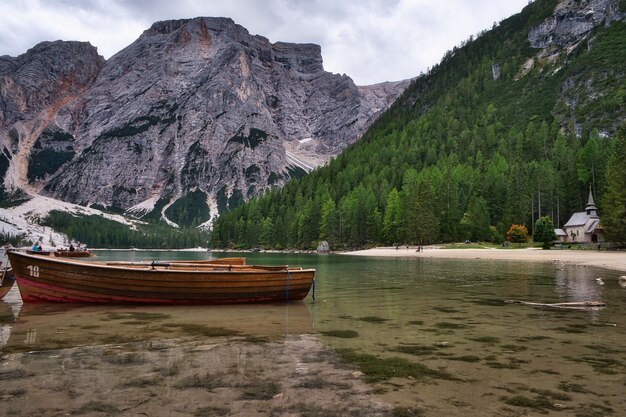 Paesaggio dolomitico, italia lago di braies.