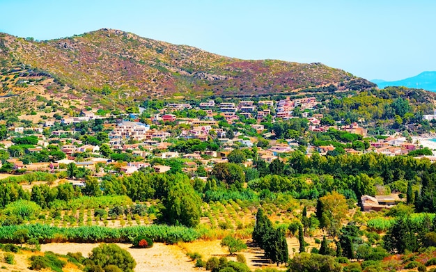 Paesaggio e bei paesaggi con le montagne nella città di Villasimius. Panorama nell'isola d'Italia della Sardegna del sud. Sardegna in estate. provincia di Cagliari. Tecnica mista.