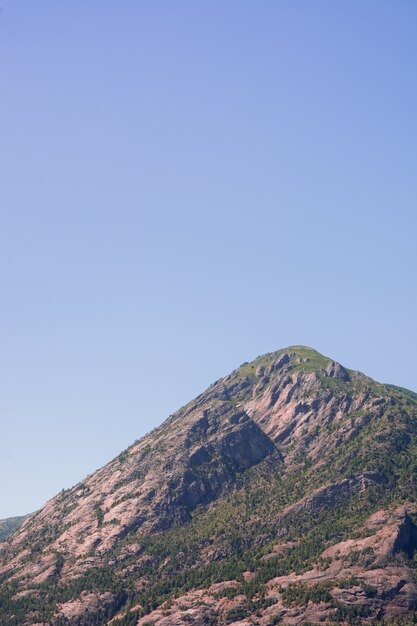 Paesaggio e cielo blu della natura della montagna