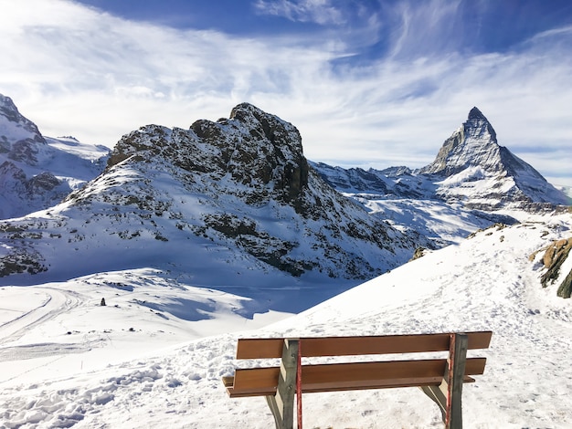 Paesaggio e natura della montagna il Cervino dalla vista di legno della sedia di mattina con cielo blu a Zermatt, Svizzera.