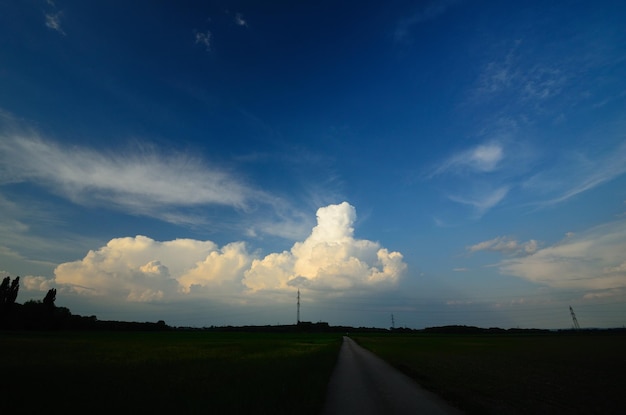 Paesaggio e nuvola enorme