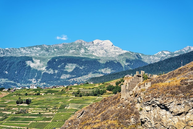 Paesaggio e rovine di pietra del castello di Tourbillon a Sion, Canton Vallese, Svizzera.