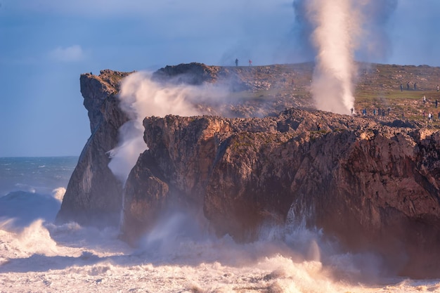 Paesaggio e scogliere frastagliate della costa asturiana