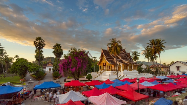 Paesaggio e tramonto al mercato notturno a Luang Prabang, Laos.