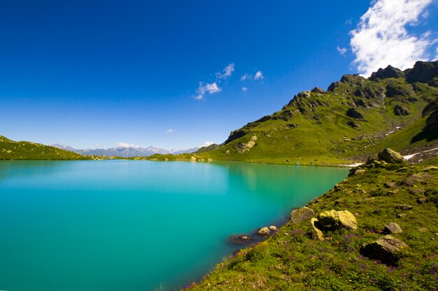 Paesaggio e vista del lago di montagna alpina, bellissimo e stupefacente panorama del lago blu