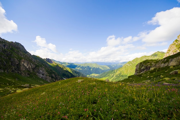 Paesaggio e vista delle montagne a Svaneti