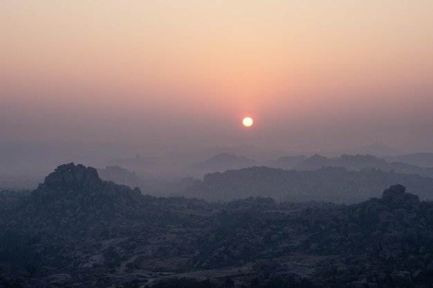 Paesaggio esotico in hampi india alba tramonto colline