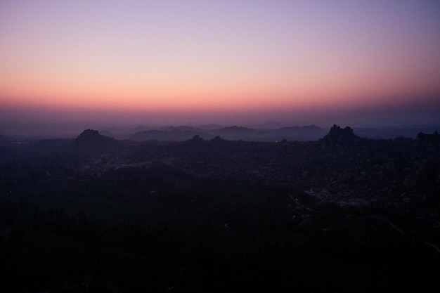 Paesaggio esotico nelle colline di hampi india alba tramonto