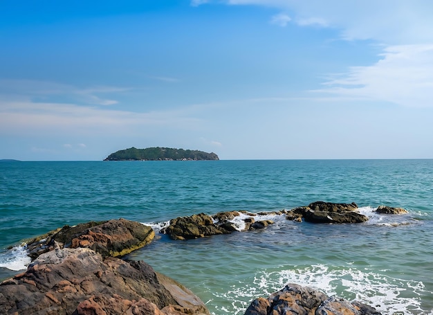 Paesaggio estate vista frontale panorama tropicale spiaggia rocciosa cielo blu sfondo sabbia bianca