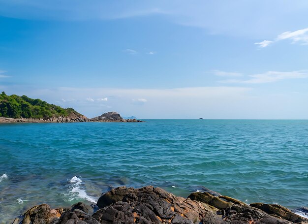 Paesaggio estate vista frontale panorama tropicale spiaggia rocciosa cielo blu sfondo sabbia bianca