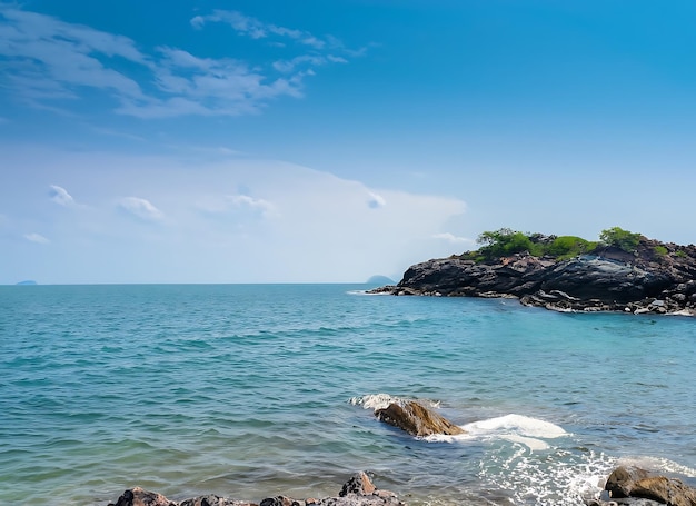 Paesaggio estate vista frontale panorama tropicale spiaggia rocciosa cielo blu sfondo sabbia bianca