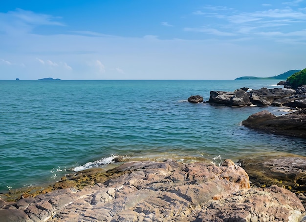 Paesaggio estate vista frontale panorama tropicale spiaggia rocciosa cielo blu sfondo sabbia bianca