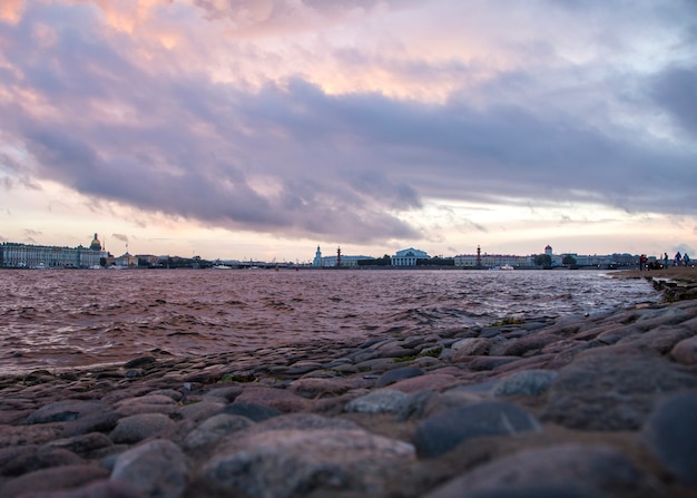 Paesaggio estivo al tramonto di san pietroburgo russia